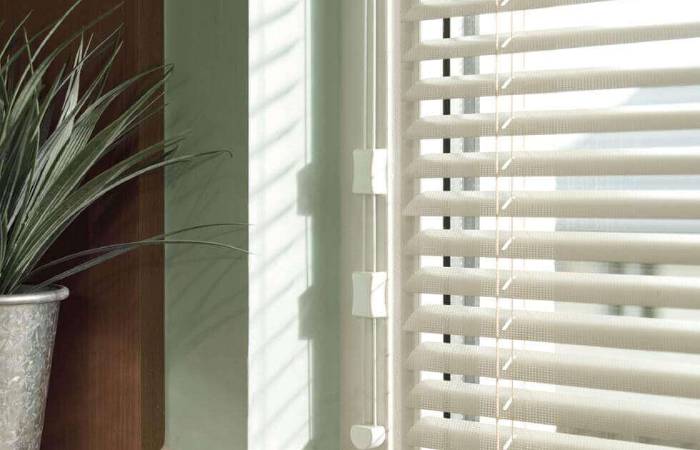 photo of a white venetian blind in a room